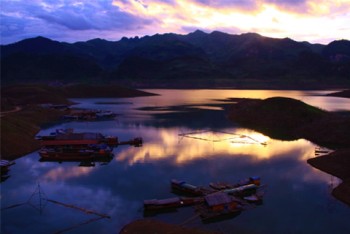 Ngắm bình minh trên hồ thủy điện Sơn La